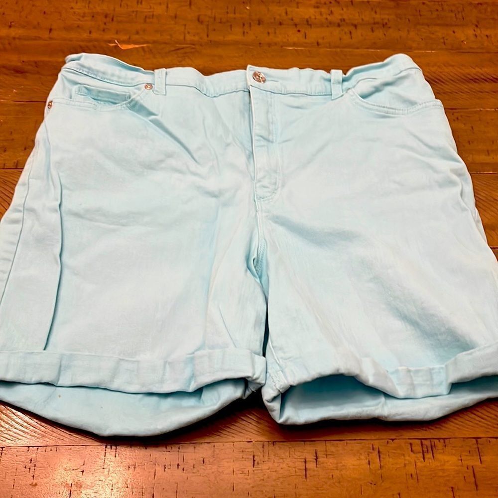 Gloria Vanderbilt blue cuffed shorts